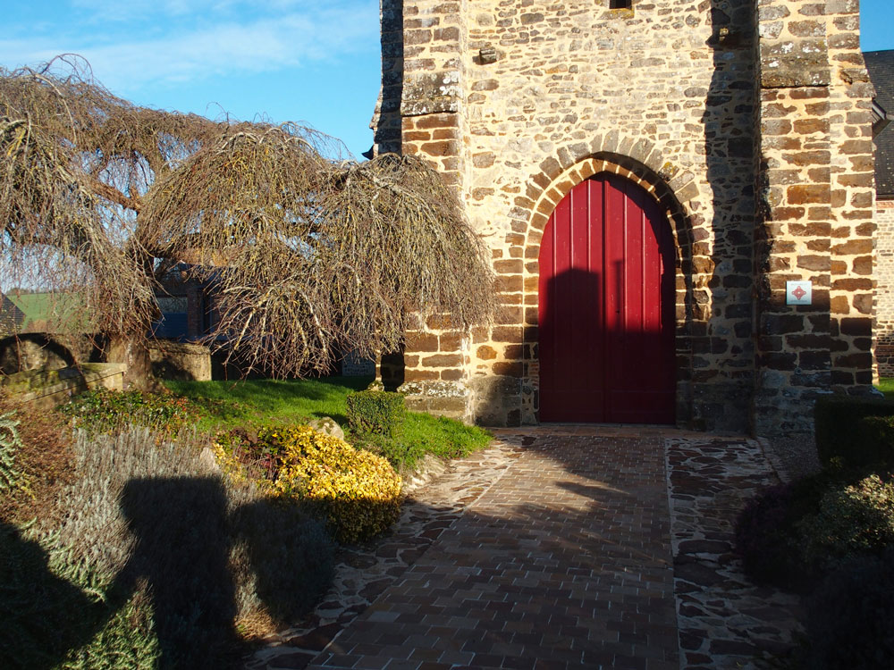 Saint-Saire : porche de l’église