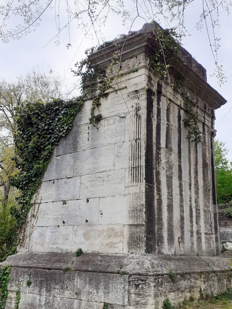 tombeau en pierre du midi d’âge burdigalien